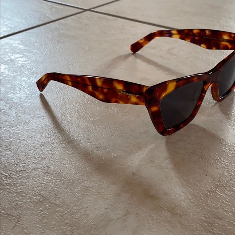 Salvatore Ferragamo women’s sunglasses - Picture 3 of 4